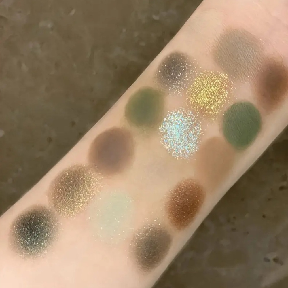 Luxurious Eyeshadow Palette with Green and Silver Shades - Picture 4 of 4
